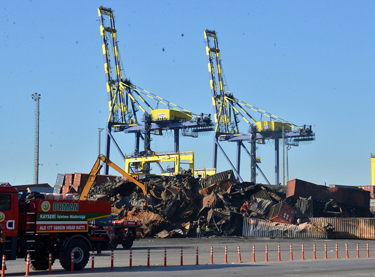 Soğutma çalışmaları tamamlanırken yangın bölgesinde hurdaya dönen konteynerlerin kaldırılmasına başlandı.