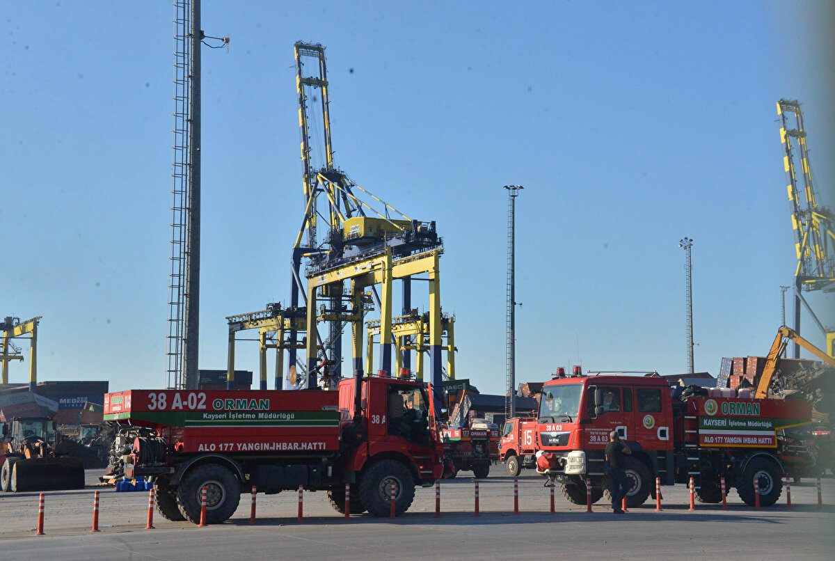 Ekipler, bir taraftan iş makineleriyle konteynerleri kaldırıyor, diğer taraftan da alanda temizlik yapıyor. 