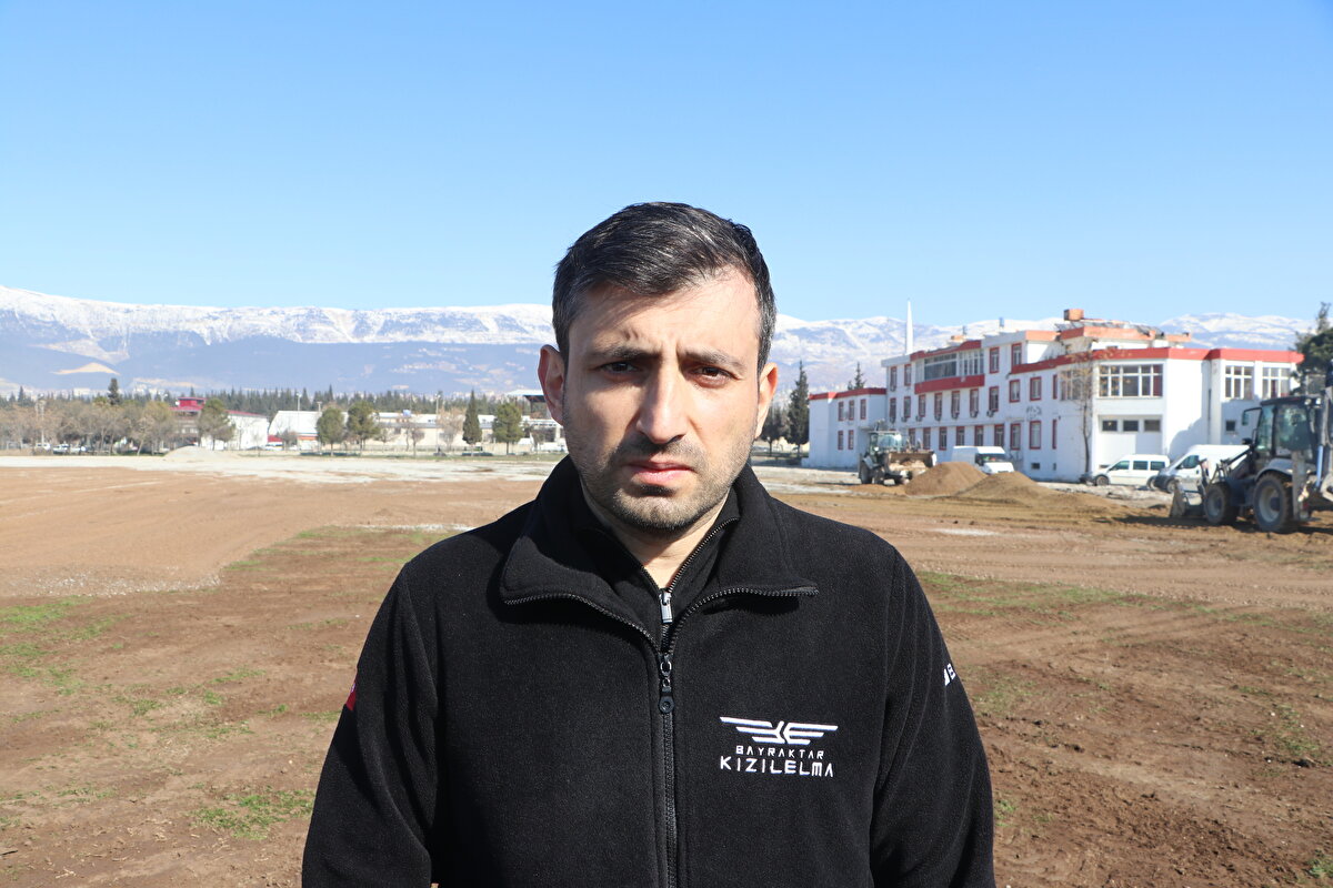 Alanda çalışmaların sürdüğünü anlatan Bayraktar, "Acil barınma ihtiyacını gidermek üzere 520 konteynerden oluşan ve 2 bin kişiyi barındırabilecek bir konteyner kent kuruluyor. AFAD'ın gösterdiği bu bölgeye altyapı çalışması diğer yandan da konteynerlerin üretimi ve tedariki yürütüldü. Biz Baykar olarak her şeyi üstlendik. Bölgedeki kurumlarla irtibata geçip hemen altyapı başladı. 1,5 aya kadar inşallah yerleşim sağlanacak." diye konuştu.<br><br>