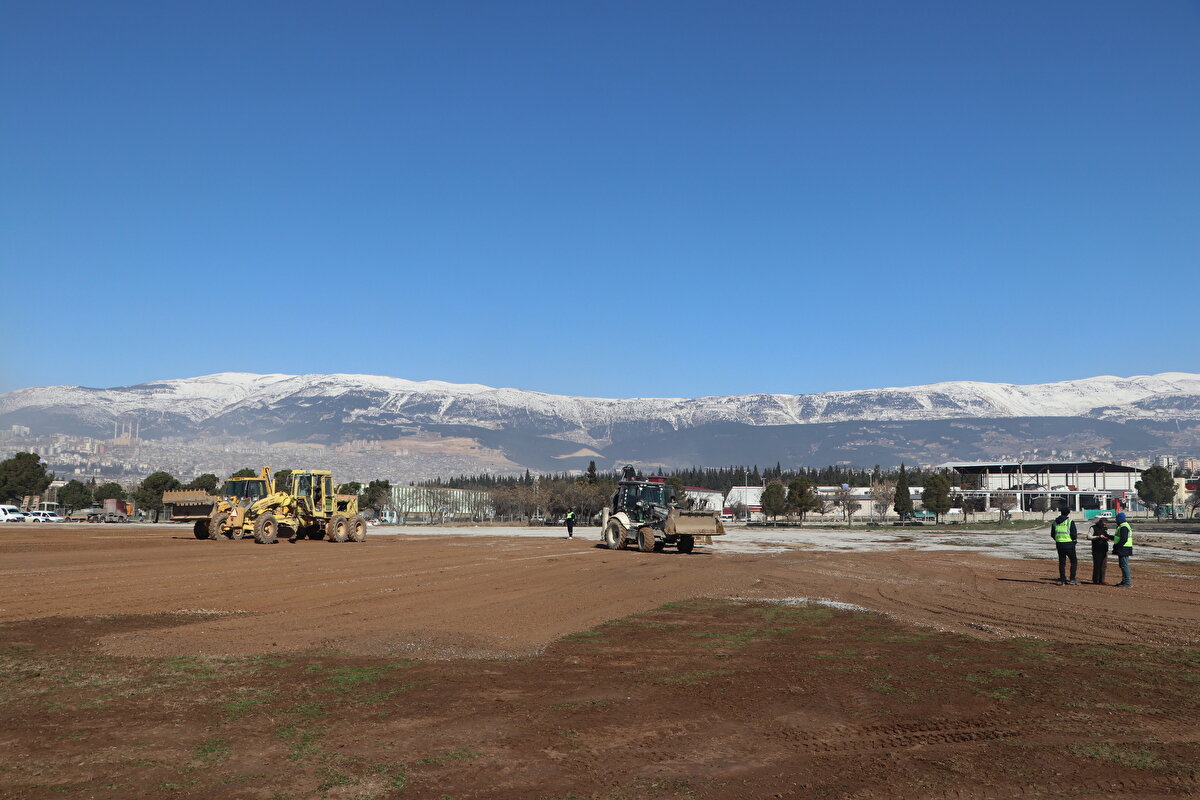 Selçuk Bayraktar, beraberindeki yaklaşık 30 kişilik ekiple konteynerlerin yerleştirileceği Hanefi Mahçicek Stadyumu alanında inceleme yaptı. Bayraktar, AA muhabirine, depremin ardından çalışmalara başladıklarını ve yardımları hazırladıklarını belirtti.