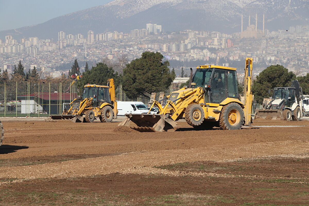 En kalıcı çözümler için çalışmalar yürüttüklerini söyleyen Bayraktar, "Baykar olarak 1000 konutu bağışlayacağımızı söyledik. Nereye denirse, sadece afetzedelere bağışlayacağız. Kalıcı barınmaya yönelik böyle bir kampanya başlattık AFAD koordinasyonunda. Kalıcı bir seferberlikle ancak altından kalkılabilecek bir durum. Bunun yanında medeniyetimiz de inancımız da bunu bize öğretiyor. Sahip olduğumuzu zannettiğimiz her şey geçici bir süre için emanet ve imtihan vesilesidir. Herkes yıldırım gibi yetişti." dedi.<br>