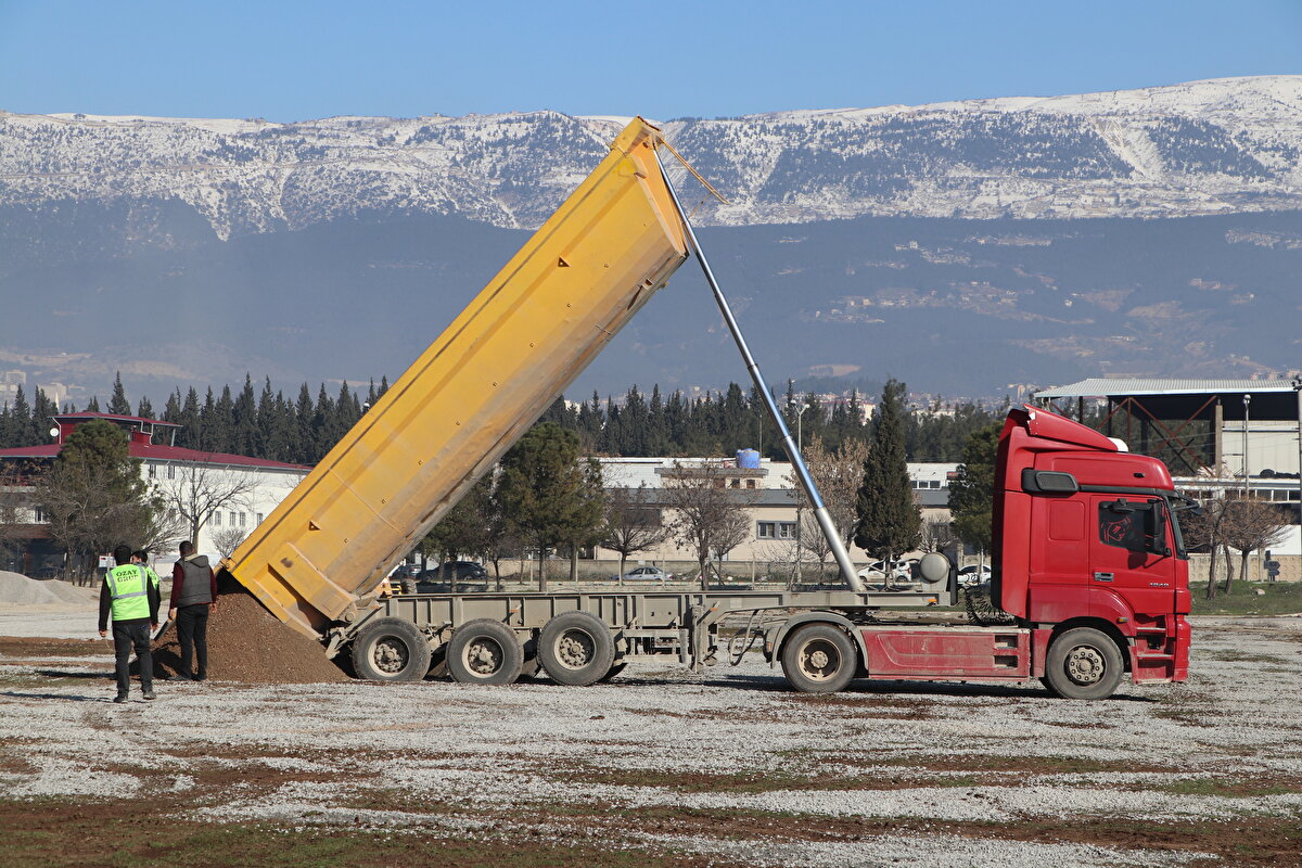 30 Bayraktar TB2 ve 9 Akıncı, 1130 saat görev yaptı<br><br>Baykar'ın depremin yaşanmasının ardından hemen faaliyetlere başladığını, imkanlar doğrultusunda ve AFAD koordinesinde çalışmalar yürüttüklerini ifade eden Bayraktar, insansız hava araçlarının da depremde önemli görevler üstlendiğini anlattı.<br><br>Bayraktar, "İnsansız hava araçlarımız biliyorsunuz ki sürekli görev yapıyorlar. İlk günün meteorolojik durumu Bayraktar Akıncı'nın uçmasına elverişli olacak şekildeydi ancak yoğun bir hava muhalefeti vardı. Birçok bölgeden görüntü alamadı ama sürekli uçtular. Bölgede 30 Bayraktar TB2 ve 9 Akıncı 1130 saat görev yaptı." şeklinde konuştu.