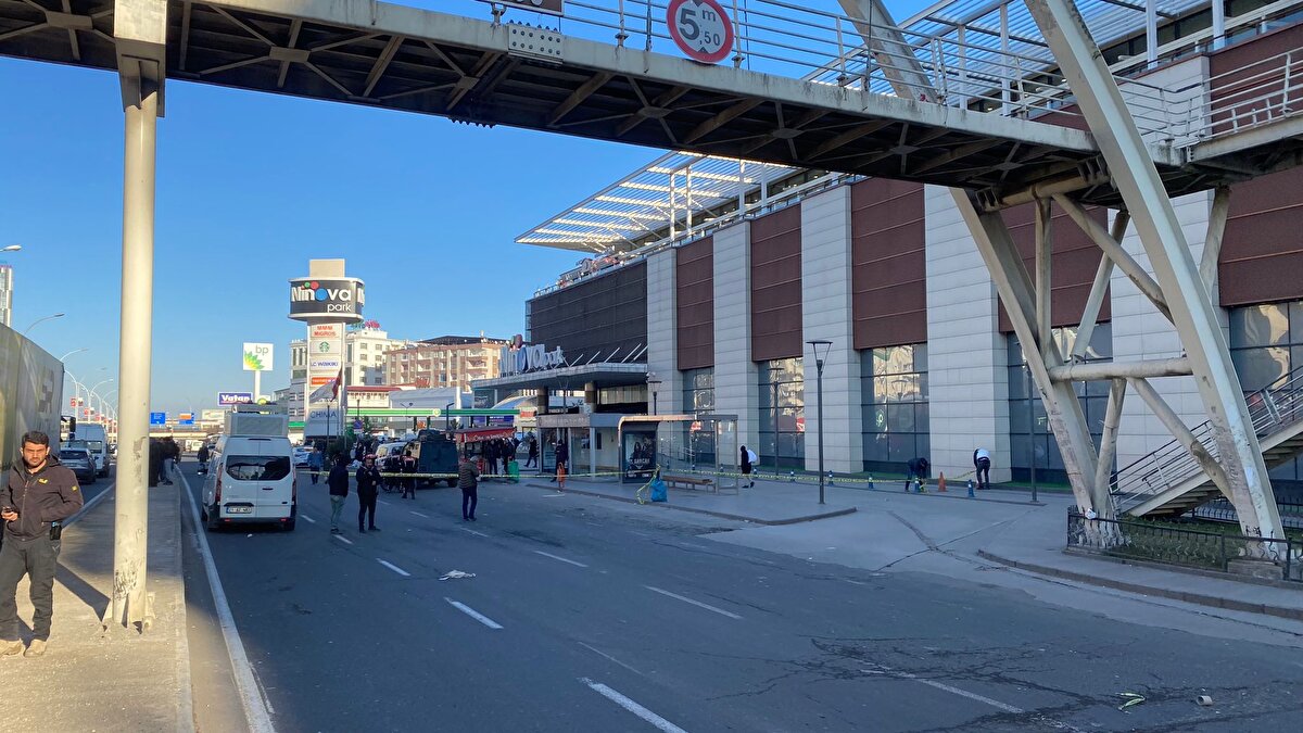 Apartmana yaklaşık 50 metre mesafede bulunan alışveriş merkezi de güvenlik amacıyla tahliye edildi.