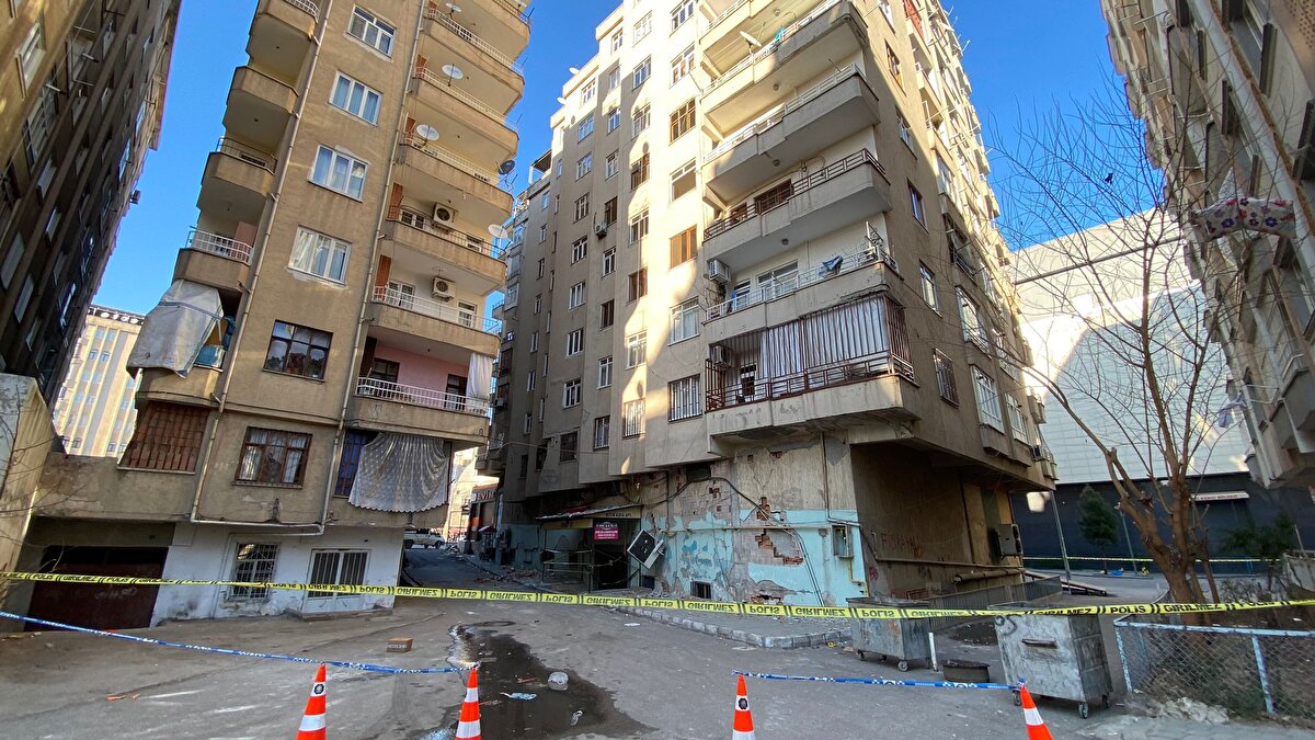 Uzun kuyrukların olduğu yolda bekleyiş sürüyor.