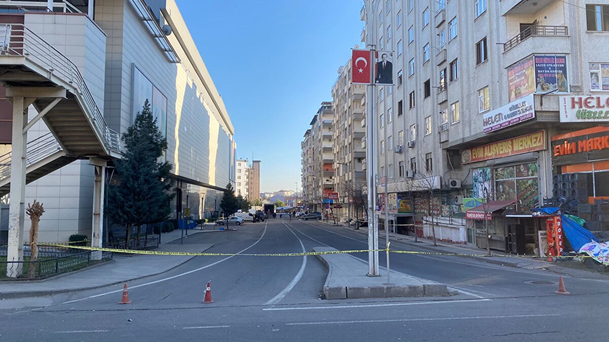 Apartmanın Diyarbakır-Şanlıurfa kara yolunun hemen yakınında olması nedeniyle, bu yol da trafiğe kapatıldı.