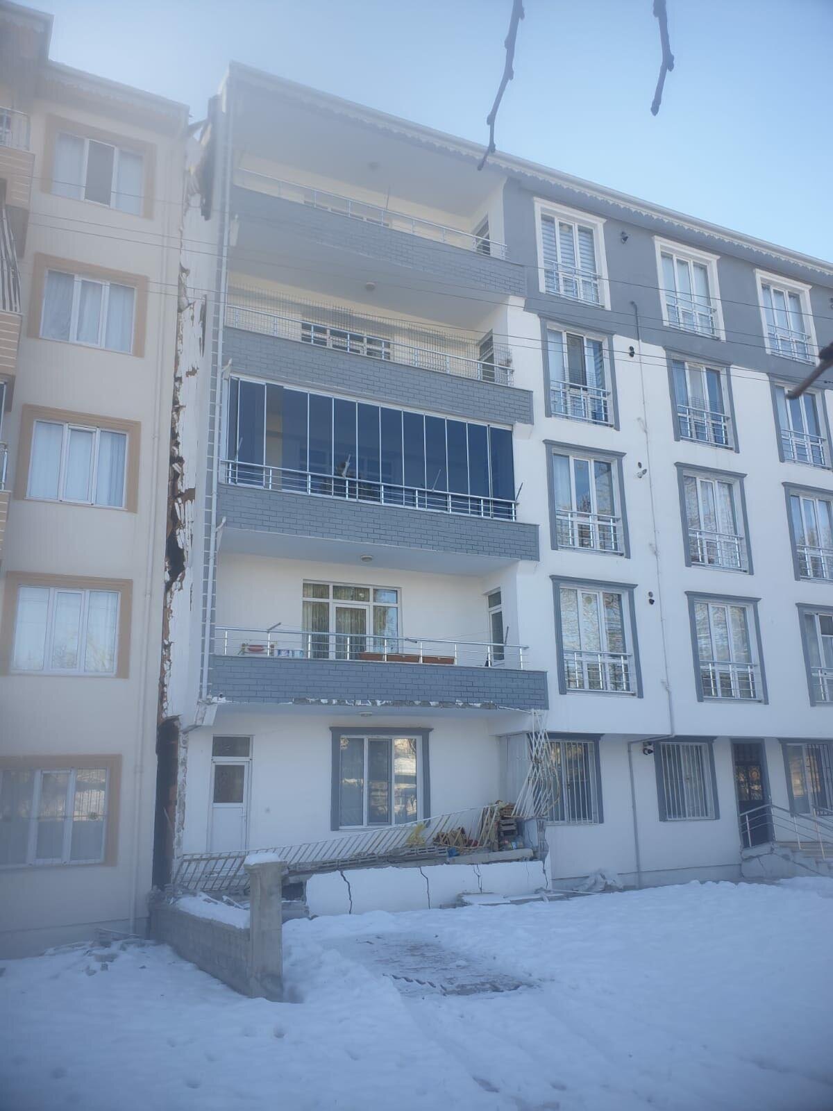 Kendisi de Hataylı olan ayrıca bazı uzak akrabaları göçük altında kalan Prof. Dr. Sözbilir, yıkımda sıvılaşmanın etkisini vurgulayıp, "Sıvılaşma, zeminin sarsıntı sırasında taşıma gücünü kaybetmesi olarak tanımlanabilir. Eğer zemin 'alüvyon' dediğimiz, henüz suyunu kaybetmemiş, diyajenez sürecini (taşlaşma-taş haline geçme) tamamlamamış ise, yer altı suyu seviyesi 0-10 metre arasındaysa ve kum-silt boyutundaki malzemeden oluşuyorsa o bölgede sıvılaşma tehlikesi var demektir. Normalde bu tür zeminler üzeri imara açılmadan önce jeolojik-jeoteknik etütlerle belirlenir" dedi.