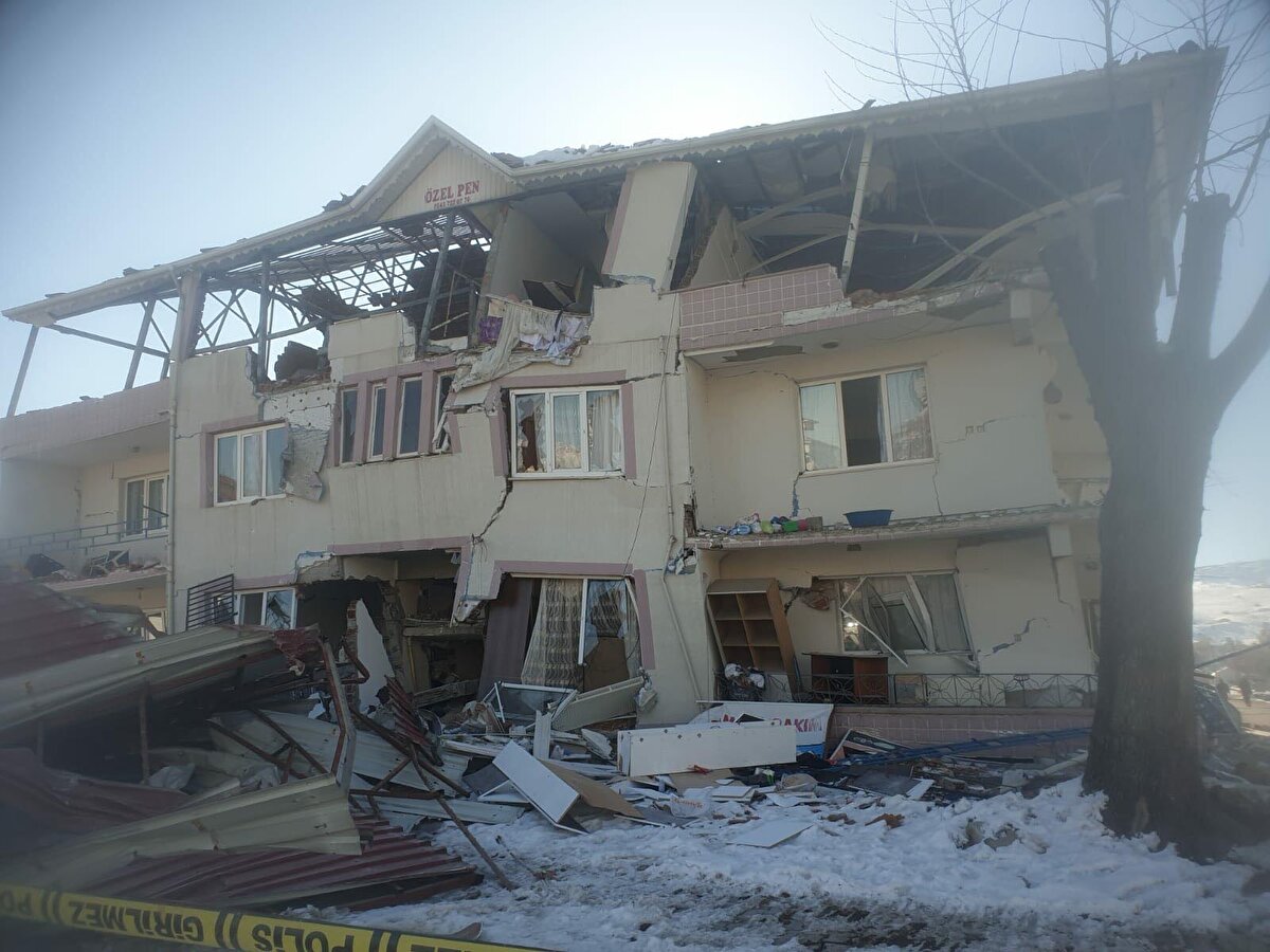 Sıvılaşma tehlikesi olan zeminlerin üzerine doğrudan bina yapılamayacağını vurgulayan Prof. Dr. Sözbilir, "Bu nedenle öncelikle sıvılaşma tehlikesi ortadan kaldırılmalıdır. Kahramanmaraş merkezli her iki depremde de sıvılaşmanın gerçekleşmesi nedeniyle özellikle Antakya ve Gölbaşı gibi yerleşimlerde hem can ve hem de mal kaybı ciddi boyutlara ulaşmıştır. Demek ki sıvılaşma tehlikesi ortadan kaldırılmadan bu binalar projelendirilip, inşa edilmiş. Yani depremin bir suçu yok. Suç bu tür yanlış işlerin altına imza atanlarda" diye konuştu. 