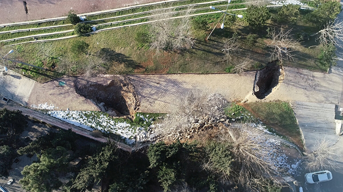 Deprem nedeniyle 10 ilde binlerce bina enkaza döndü, binlerce kişi hayatını kaybetti.