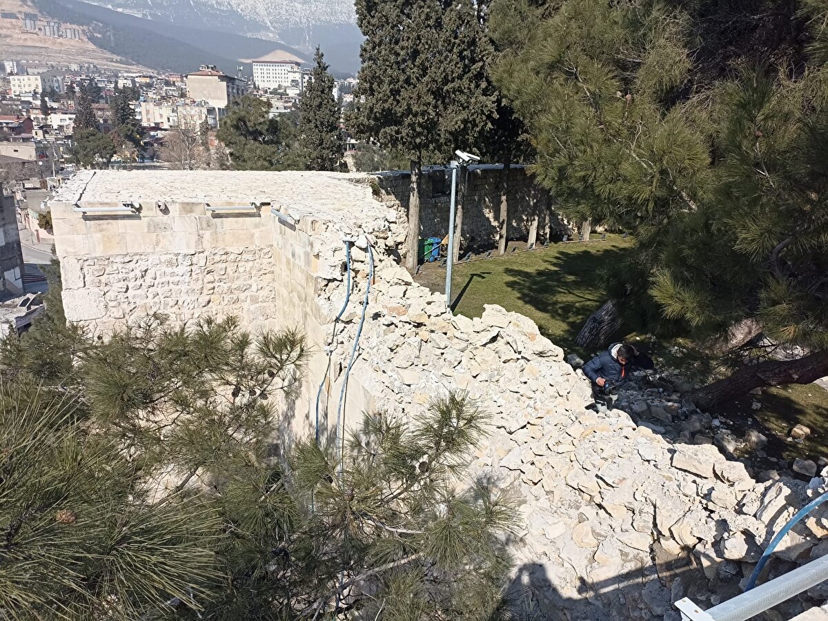 M.Ö. 2'nci yüzyılda yapıldığı belirtilen tarihi kalenin iç ve çevre duvarları, kısmen yıkıldı.