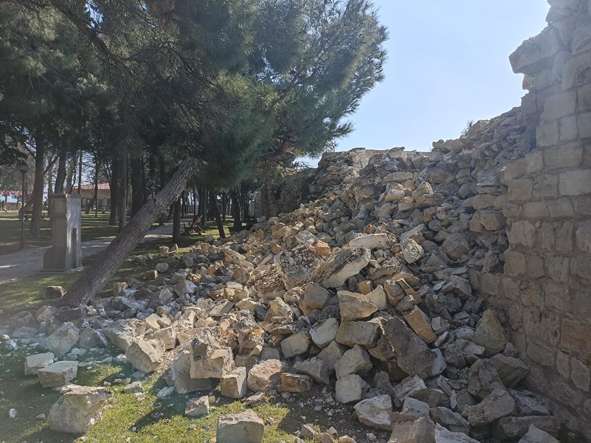 Kalenin içindeki bazı bölümlerde yer yer çökmeler oldu. Her yıl binlerce yerli ve yabancı turistin dolaştığı kale, tedbir amaçlı ziyaretçilere kapatıldı.