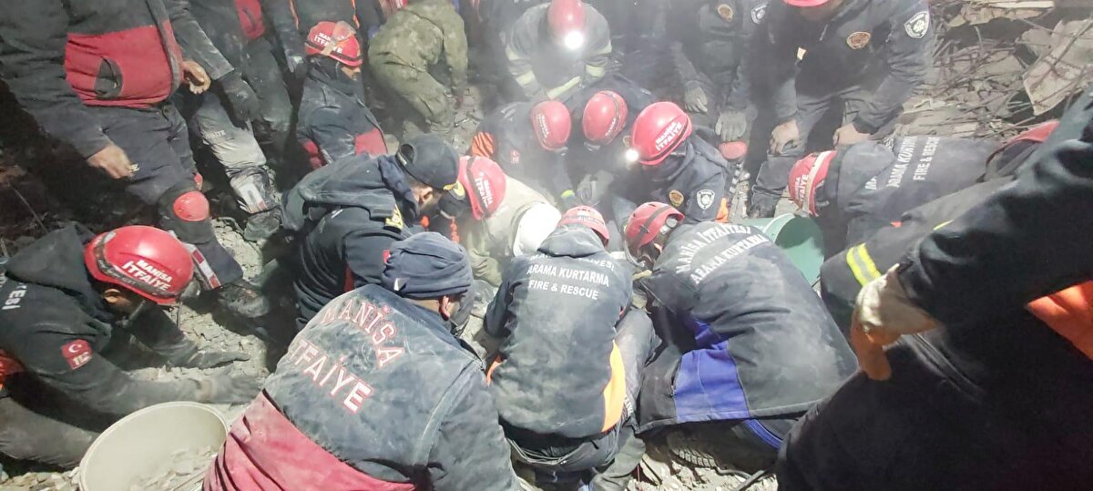 Ergün, "Umutların tükendiği anda Besni ilçesinden yüreğimizdeki ateşi bir nebze de olsun söndüren mucize bir haber aldık. İtfaiye ekiplerimizin olağanüstü çabasıyla depremin 166'ncı saatinde Üzümlü Kent Sitesi'nde Erengül Önder teyzemizi sağ salim kurtardık. İtfaiye personelimizle çalışan tüm ekipleri tebrik ediyorum. Allah, sizlerden razı olsun, ayağınıza taş değdirmesin" ifadelerini kullandı.<br>