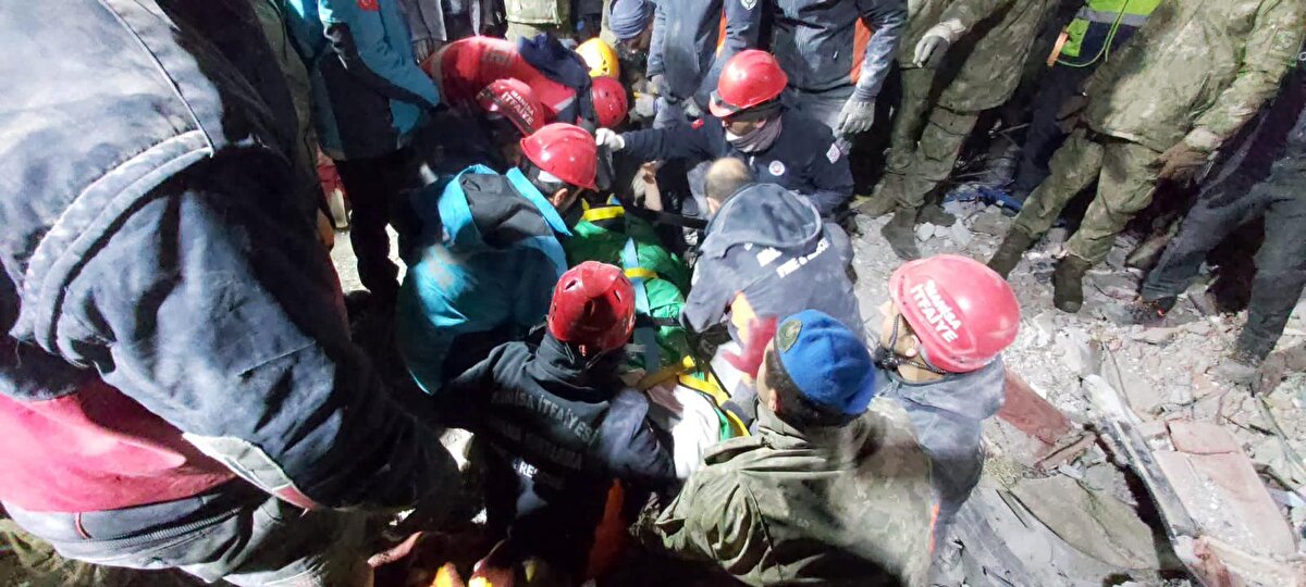 Arama kurtarma görüntüleri de paylaşıldı. Görüntülerde arama kurtarma ekibinin bir kadını alkışlar eşliğinde çıkarması ve sağlık ekiplerine teslim etmesi yer aldı.<br>