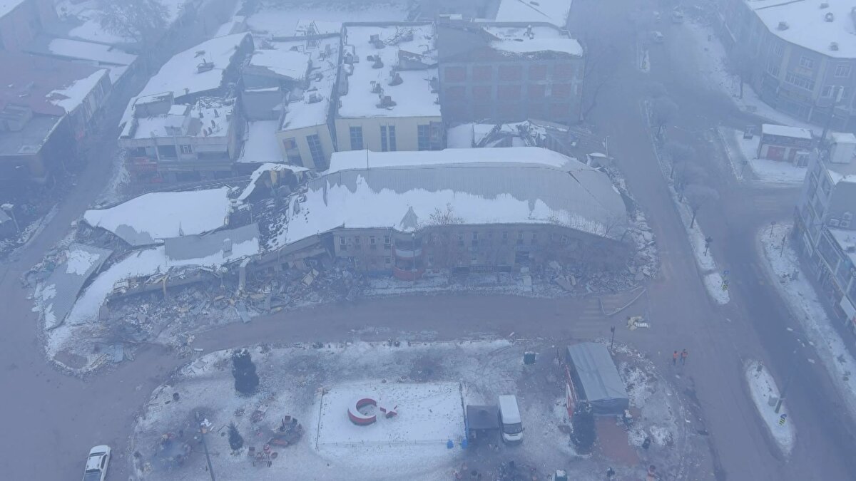  Hava sıcaklığının eksi 15 derecelere ulaştığı ilçede, enkazların üstünü de beyaz örtü kapladı.