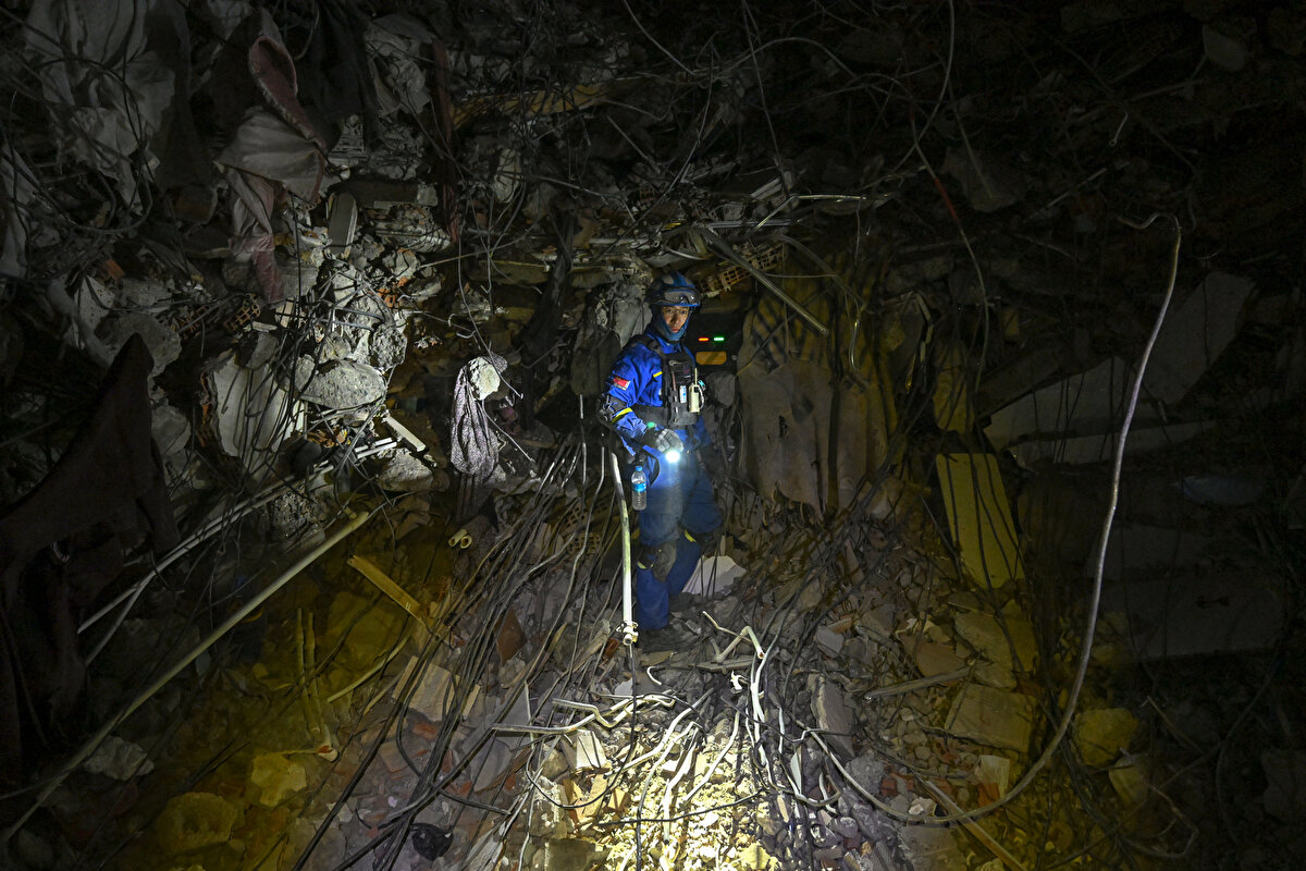 Adıyaman'da bulunan ekipler, tam donanımlı özel ekipman ile enkazda kalanların çıkarılması için çalışıyor.