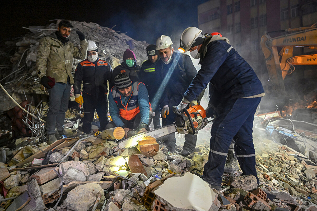 "Türkiye'de ikinci depremin olduğunu anladığımız anda buraya gelmeye karar verdik. Hızlı bir şekilde koordine olduk. Toplamda 290 kişi Türkiye'deyiz. Ekipman olarak tedarikli geldik. Ekiplerimiz tam kapasite hazır. Bu alanda termal ve ses taramalar yapıldı. Türkiye'ye başsağlığı diliyorum. Çin ve Türkiye ilişkilerimiz daha uzun ve daha kardeş seviyeye gelecek. Dirayetli olun, daha iyi olacak."