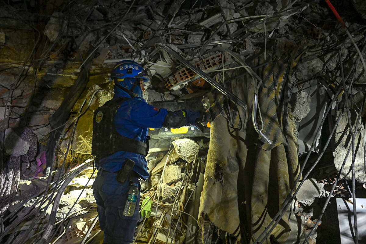 Şimdi de kendilerinin Türkiye'de deprem bölgesine koştuklarını aktaran Wang Yi, şöyle konuştu: