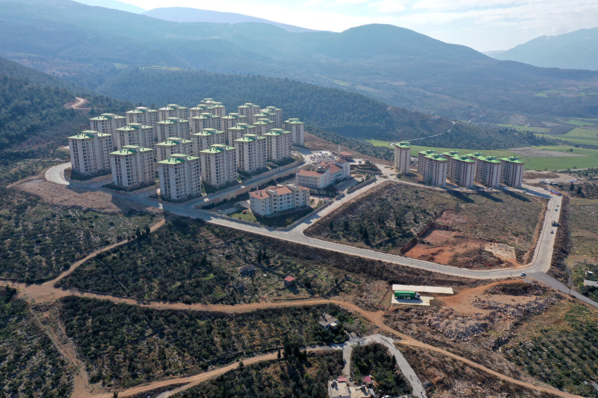 Akdeniz, Güneydoğu Anadolu ve Doğu Anadolu bölgelerindeki 10 ili etkileyen ve "asrın felaketi" olarak nitelendirilen depremler, TOKİ konutlarında hasara yol açmadı.<br>