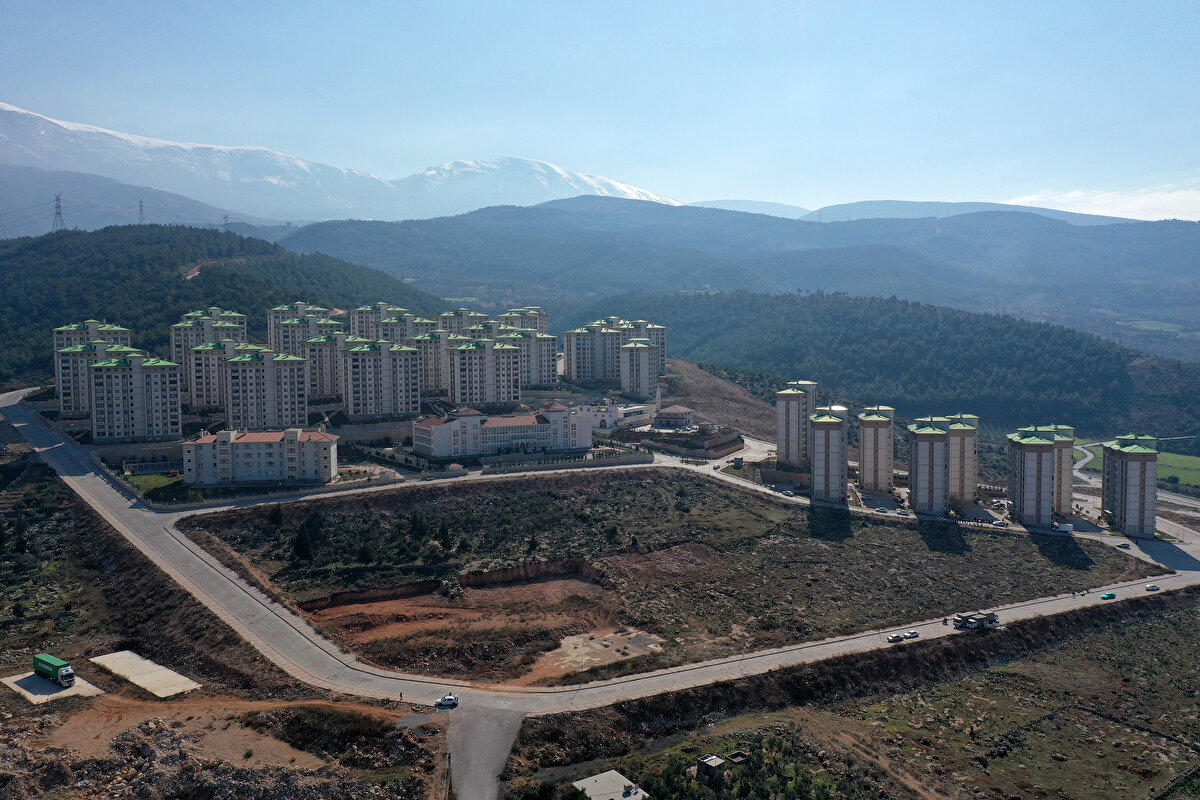 Adana'nın merkez Seyhan ilçesi Yeşiloba Mahallesi'nde 2008'de yaptırılan 730 konuttan birinde ailesiyle yaşayan Tarık Yavuz, AA muhabirine, yaklaşık 10 yıldır bu dairede ikamet ettiklerini söyledi.<br>Söz konusu iki büyük deprem sırasında evde olduklarını belirten Yavuz, binada ve evin içinde bir hasarın olmadığını ifade etti.<br>