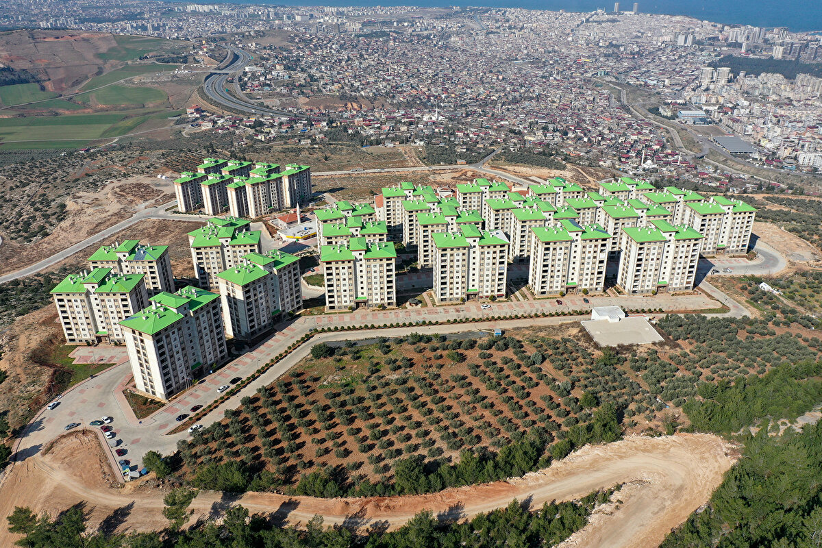 TOKİ eliyle yaptırılan, Adana'da 21 bin 154, Hatay'da 8 bin 18, Osmaniye'de 3 bin 323 olmak üzere 32 bin 495 binada yapılan kontrollerde herhangi bir yıkım ya da yapısal hasar olmadığı tespit edildi.<br>