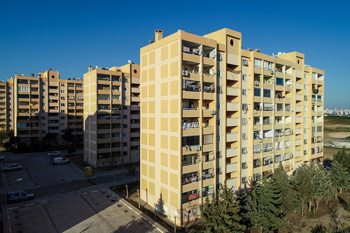 <br>Ali Göktürk ise Osmaniye'deki TOKİ konutlarını gezdiğini belirterek, "Hiçbirinde tek bir çatlak yok. Benim 7 katlı binamda da çatlak yok. Sadece kapılarda çok küçük kasma var. O da Osmaniye'nin merkezini düşündüğümüz zaman çok ama çok küçük bir sıkıntı. TOKİ'nin yanındaki ve altındaki binalar ise oturulamaz halde." değerlendirmesinde bulundu.