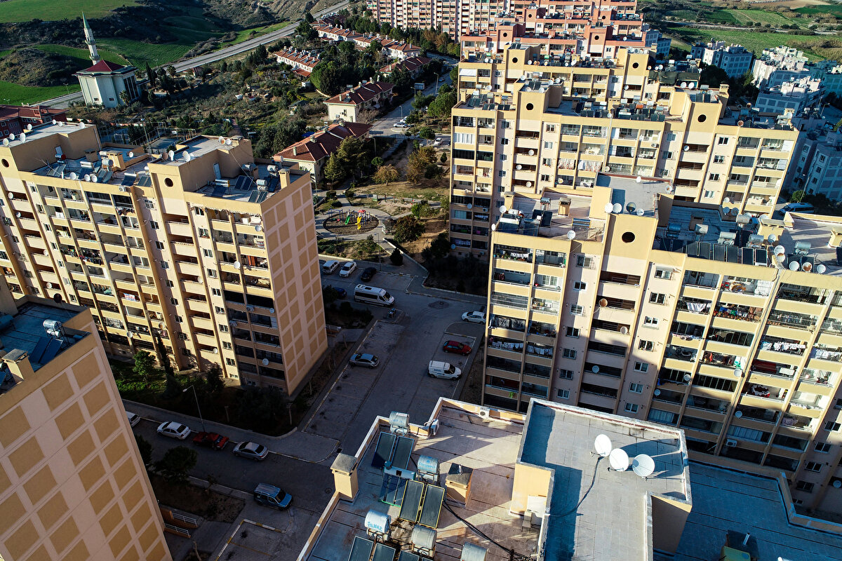 Tuba Ünsal, ilk sarsıntının şiddetiyle uyanıp aile bireyleriyle güvenli alanda bekledikten sonra dışarı çıktıklarını söyledi.<br>