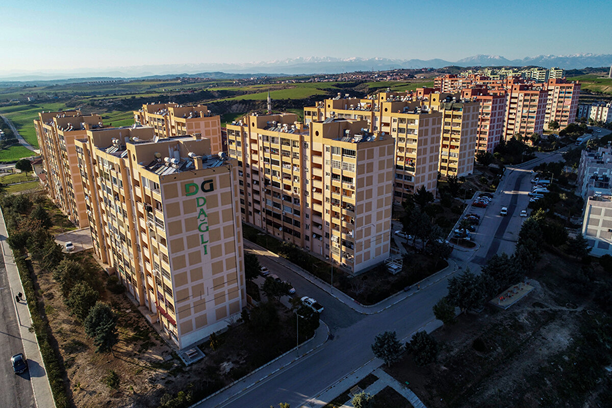 Çengel, sarsıntı şiddetlenmeye başlayınca birbirlerine sarılıp kelimeişehadet getirdikleri bilgisini veren Çengel, şöyle devam etti:<br><br>"Elbise dolabı üstümüze devrilince kenara kaçtık. Deprem geçene kadar bekledik. Kaçacak bir alanımız yoktu. Çok şiddetli bir sarsıntıydı. Ben hayatımda böyle bir şey yaşamadım ama elhamdülillah binalarımız yıkılmadı. İskenderun sokaklarını gezdim. Çok bina yıkılmış, canlarımız gitti. TOKİ'nin konutları gerçekten sağlammış, buna inandım. Evimizin durumu genel olarak iyi ama hafif alçı çatlakları var, kolonlarda bir şey yok."