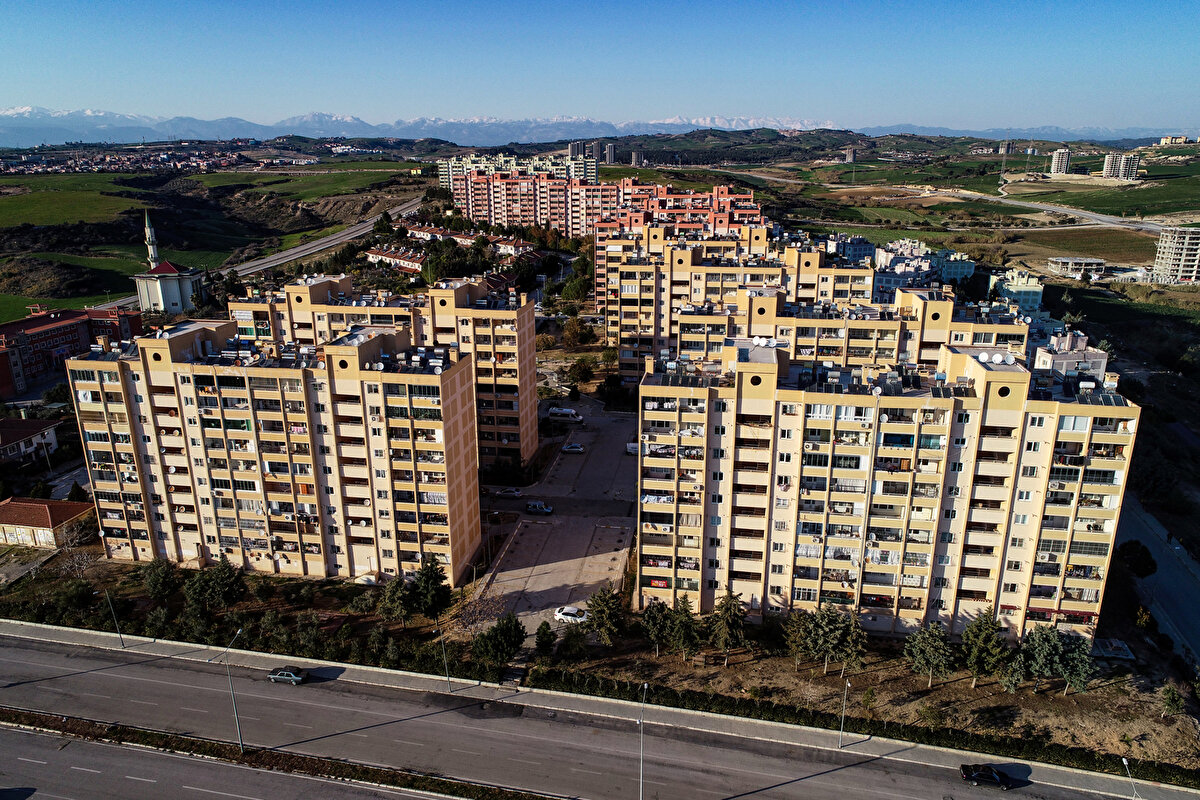 Yavuz, kentte yıkılan binaların enkazlarında arama kurtarma çalışmalarına katıldığını, depremde iki yakınını kaybettiğini ifade etti.<br>