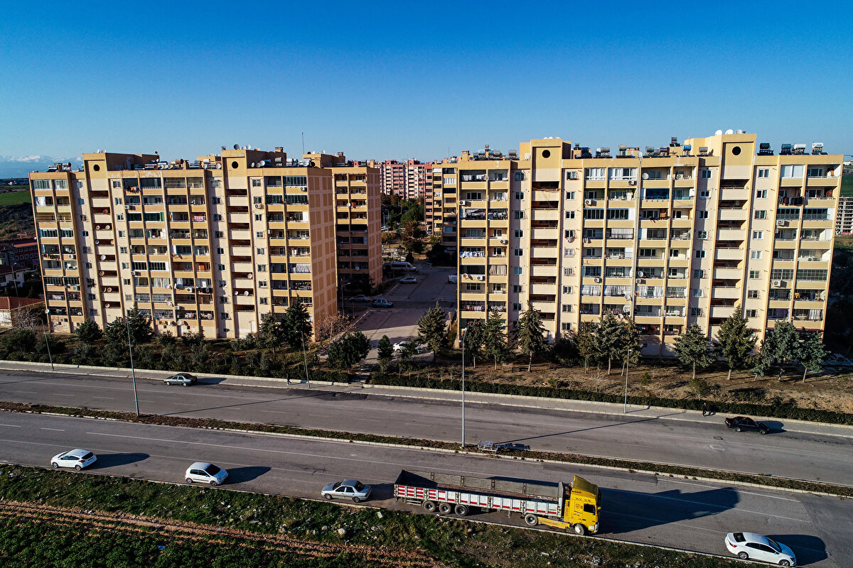 Yavuz, "Buradaki TOKİ'de oturan kimse 'Evimde camım, televizyonum düştü' demez. Hiçbir zararımız yok. Depremden iki gün sonra gelip binaları kontrol ettiler. Kontrol sonucunda binalarımızda hiçbir sorunun olmadığını söylediler. Bunu da raporlayıp 'Evinizde oturabilirsiniz.' dediler. İlk depremde dahi dışarıya çıkmayıp geceyi evde geçirdik. Evin içinde bir zarar olmayınca dışarı çıkma ihtiyacı da duymadık." dedi.