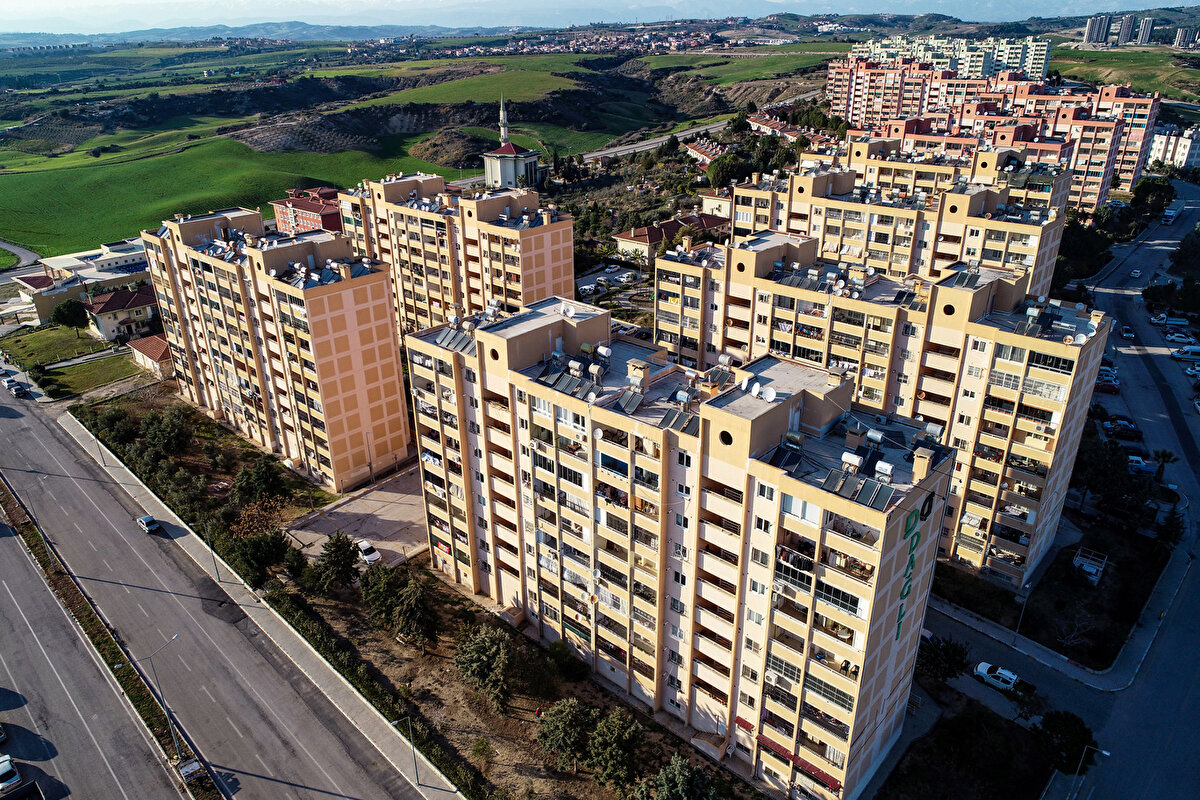 "Ben hayatımda böyle bir şey yaşamadım"<br><br>Hatay'ın İskenderun ilçesindeki 1053 dairelik toplu konutun sakinlerinden Cemil Çengel, Pazarcık merkezli deprem sırasında uyanık olduğunu, sarsıntıyı hissedince eşini ve çocuğunu uyandırdığını belirtti.