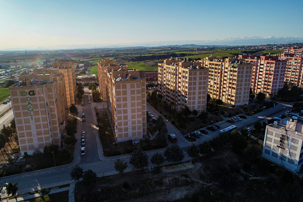 Oruca niyetlenmek için çay demledi, salona girerken deprem oldu<br><br>Halil Çiçek ise sarsıntı anında çok korktuklarını belirtti.<br><br>Son yüzyılın en büyük depremlerinden birinin yaşandığını vurgulayan Çiçek, "Allah yardımcımız olsun. TOKİ'nin evleri gerçekten sağlam. Kim yapmışsa Allah razı olsun." dedi.<br><br>Ahmet Özceylan, üç aylar orucuna niyetlenmek için kalkmasından bir süre sonra depremin başladığını dile getirerek, şunları anlattı:<br><br>"Çay demlemiştim. Tam salona adım atarken kendimi yerde buldum. O sırada ocağın üstündekilerin hepsi devrilmişti. Yaklaşık 80 saniye çok şiddetli bir sarsıntı oldu. Böyle şiddetli bir depremi ilk kez yaşadım. Söyleyecek bir söz bulamıyorum. Kızım yan binada oturuyor. Damadım gelip beni aldı. Birkaç saat dışarı çıktık, ondan sonra evime geldim. Kızım da evinde kalıyor. Burası sağlam. TOKİ evlerinde şu anda herhangi bir sorun yok. Yıkılmadığına göre demek ki iyi yapılmış, sağlam bir yapı üzerine kurulmuş."