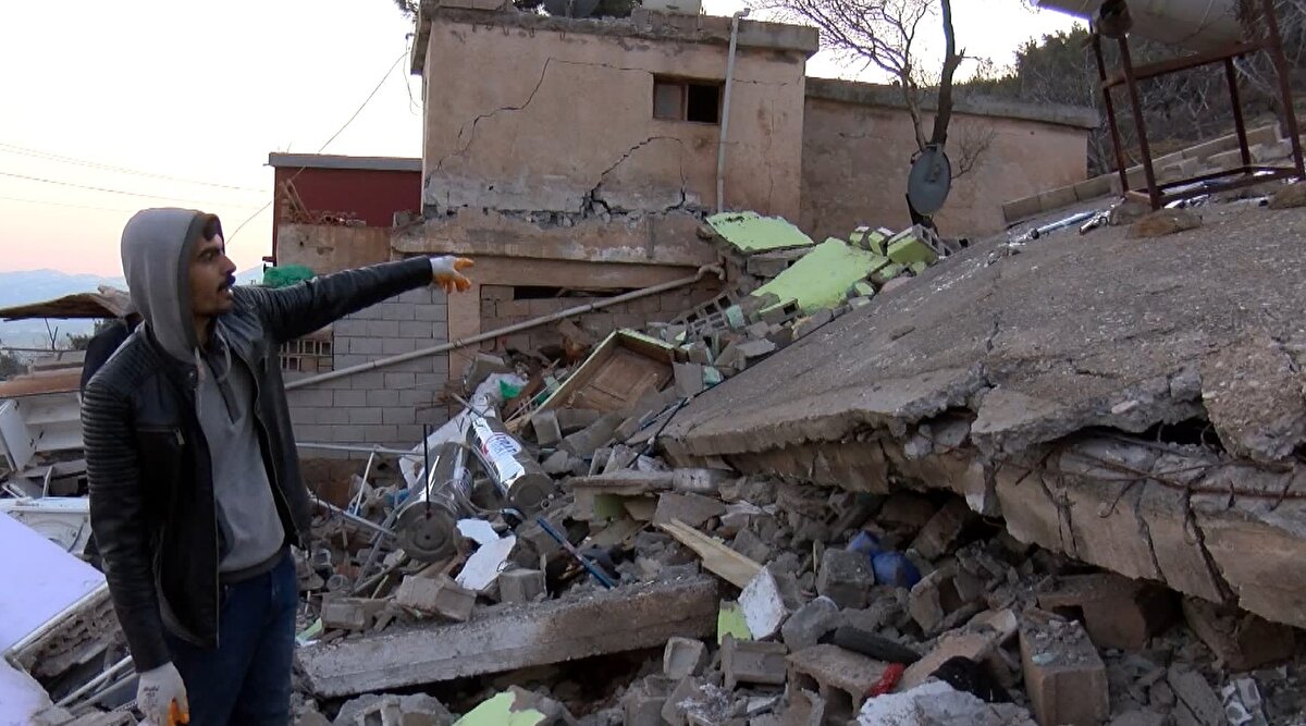 "TAM 6 GÜN BOYUNCA SESLERİNİ DUYDUK"<br>Şanlıurfa'da öğretmenlik yapan oğlu Ali Keser ise depremin ardından köyüne döndü. Keser, "Babamın 200 tane hayvanı vardı, onlar öldü. Maddi olarak değil acı çekmelerine dayanamıyorduk. Tam 6 gün boyunca seslerini duyduk. Keçiler, kuzular, oğlaklar enkazın altında kaldı. Köyümüze cenaze için gelen kepçe biraz hayvanları da çıkardı" şeklinde konuştu.