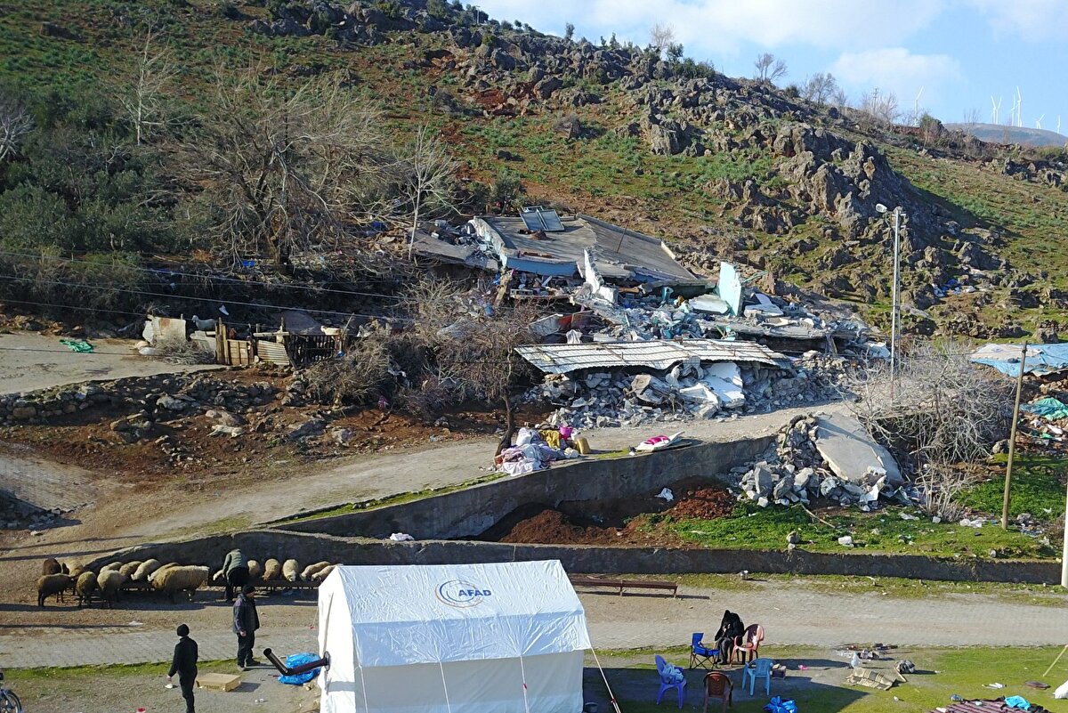 'BENİM KIZIM ANNESİNİ BIRAKAMADI, İNTİHARA GİTTİ'<br>50 yıldır hayvancılık yapan Süleyman Keser, iki kızı ve eşiyle depreme uykuda yakalandı. İki kızı ve eşi yaralanan Keser, "Saat 04.17'ydi,13 ve 16 yaşındaki iki kızım uyumamışlar, oyun oynuyorlarmış. Bağırdılar, uyandım yer oynuyordu. 'Kızım kaçın' dedim. Diğeri annesi uyanmadığı için annesini bırakmadı. Benim kızım intihara gitti, annesi gelemedi diye bırakmadı. Diğer kızımı alıp kaçtım. Yukarıdan kayalar geliyordu, eve vurdu. Taşların arasında kurtulmaya çalıştık" dedi.