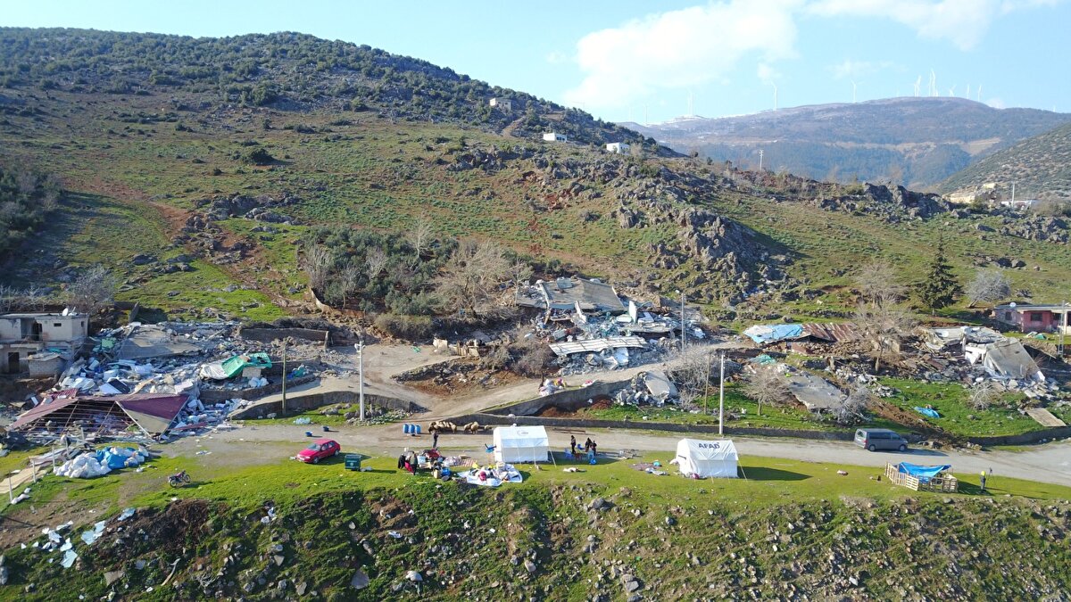 İslahiye Fevzipaşa Mahallesi'nde depremin şiddeti kayaları dağlardan kopardı. Yuvarlanan kayalar, altı ağıl olan tek katlı evlerin üzerine düştü. Kayaların altında kalan karı koca hayatını kaybederken 5 kişi yaralandı. Ayrıca 360 küçükbaş hayvan öldü. Süleyman Keser'in 160 küçükbaş, Cuma Keser'in ise 200 küçükbaş hayvanı ağıl altında kaldı. Şanlıurfa'da öğretmenlik yapan Cuma Keser'in oğlu Ali Keser, 6 gün boyunca hayvanların enkaz altından seslerini duyduğunu anlattı.