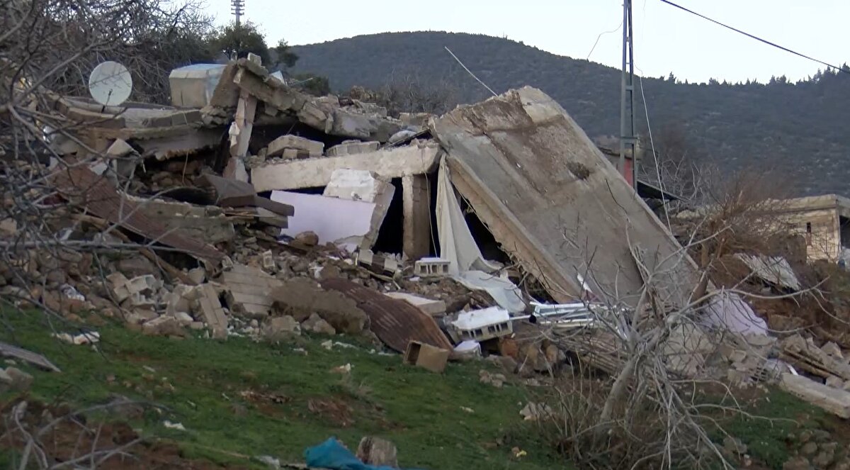 'BİZİM KARA GECEMİZ OLDU'<br>Keser, "Her şeyimiz bitti. 70-80 senedir bu köyü dedelerimiz yapmış. Bütün kazancım gelirim bu iş üzerine. Bir yere gitme şansımız yok. Irak'ta uzman çavuş olan oğlumu aradım gelemedi. Evimin altında şu an 160 tane hayvan var. Kaya vurunca iki ev üst üste gitti. Komşumuz karı koca taşın altında kaldılar, çocukları anne babasını kurtaramayınca bizi kurtardı. O çocuk bizi kurtardı. Allah yaşatmasın. Saat 04.17 bizim kara gecemiz oldu. Biz cehennemi yaşadık. Çocuklarım ölümden döndü, eşim hastanede. Devletten Allah razı olsun, her şeyimize yetiştiler ama bazı şeyleri kurtaramadık. Yapacak bir şey yok bu bizim kaderimiz. Burada doğdum büyüdüm, burada aç ölürüm, başka yerde nefes alamam. Enkazdan bir keçi kurtardık, şimdi yaralı önüne yem koyduk, bir keçiyi yaşatabilmek mücadele ediyoruz. Kızlarımın ayakları yaralı, Allah sonumuzu hayır etsin" diye konuştu.