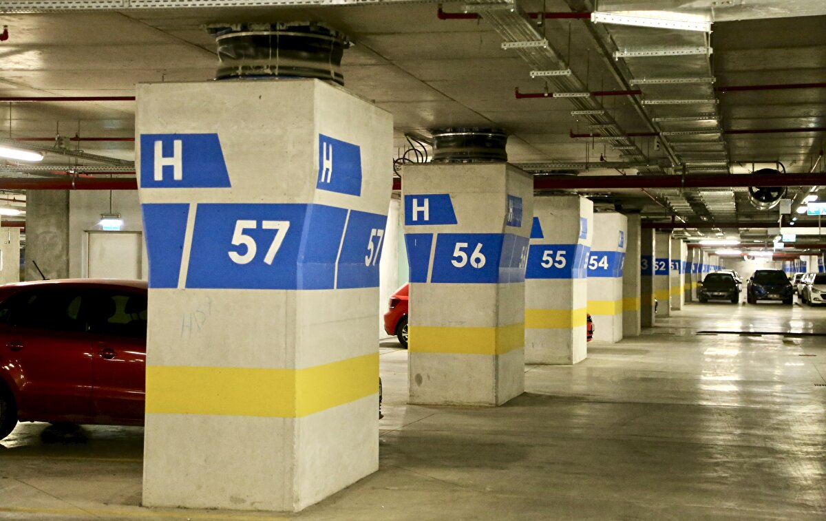 "Hastanemiz depremi çok az etkiyle atlattı"<br>Sismik izolatörlerin işlevine ilişkin bilgi veren Bulut, şunları kaydetti:<br><br>"Bodrum iki katından bodrum bir katına çıkan kolonların üzerinde bulunan deprem izolatörleri sayesinde hastanemiz depremi çok az etkiyle atlattı. Deprem izolatörleri, depremin yüksek ivmesini sönümleyerek, üst katlara yıkıcı etkisi hissedilmeyecek şekilde, daha yumuşak ve az etki altında yaşattı. Depremin ivmesini azaltıyor, yukarı daha az bir etkiye düşürüyor."