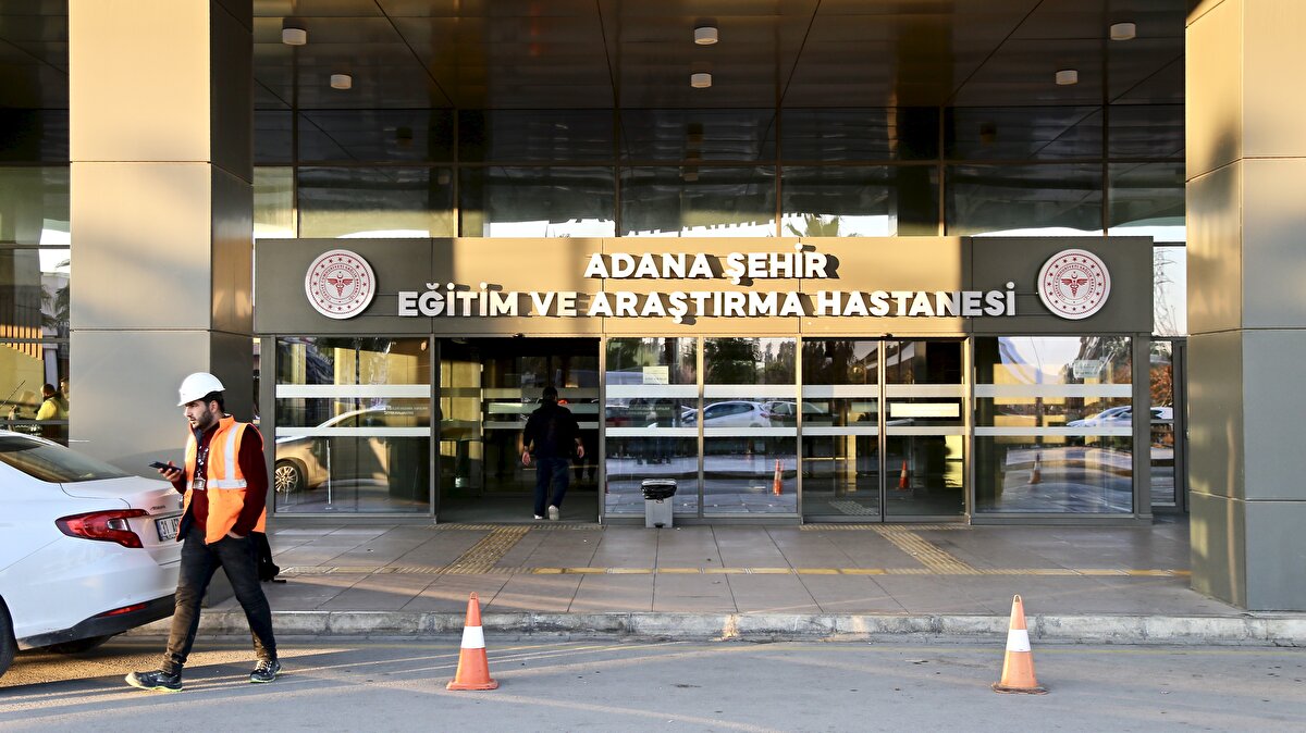 Bulut, hastanede 1512 sismik izolatörün bulunduğunu aktararak, "2017'de hastanemiz açıldığında, Adana Şehir Hastanesi dünyanın en büyük sismik izolatörlü hastanesi unvanına sahipti. Hastanemizde bulunan deprem izolatörleri, dünyanın en ileri teknolojilerine göre yapıldığı için coğrafyamızda yaşanacak en şiddetli depremlere bile dayanıklı olarak inşa edilmiştir." ifadelerini kullandı.<br><br>