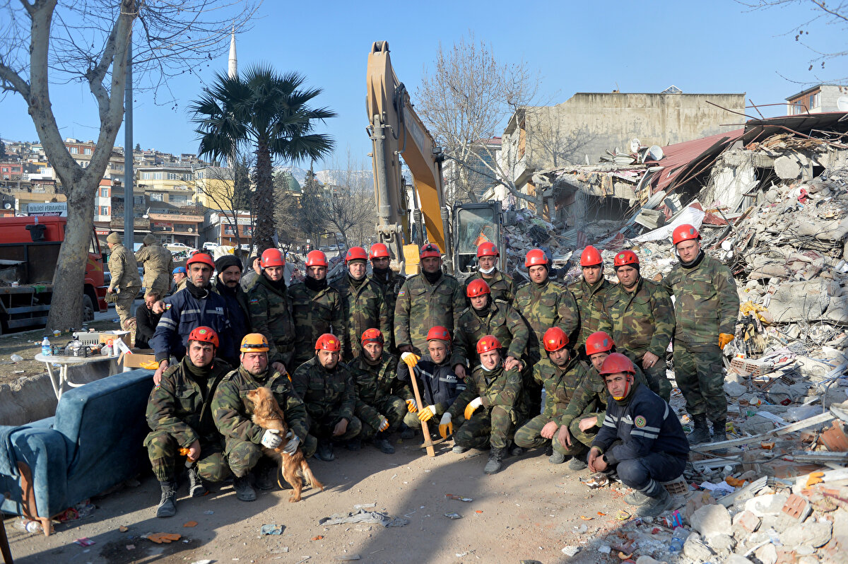 Halilov, bunların yanı sıra ciddi miktarda yardım malzemesini de beraberlerinde getirdiklerini ifade ederek, daha önce birçok deprem bölgesinde görev aldıklarını ancak böylesi bir depremle hiç karşılaşmadıklarını sözlerine ekledi.<br>