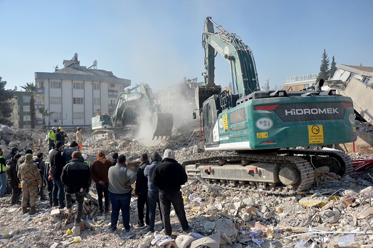 Karşılaştıkları manzaranın kendilerini derinden üzdüğünü anlatan Halilov, depremin ilk gününden bu yana zamanla yarışarak enkaz altında kalanların kurtarılması için çaba gösterdiklerini belirtti.<br>