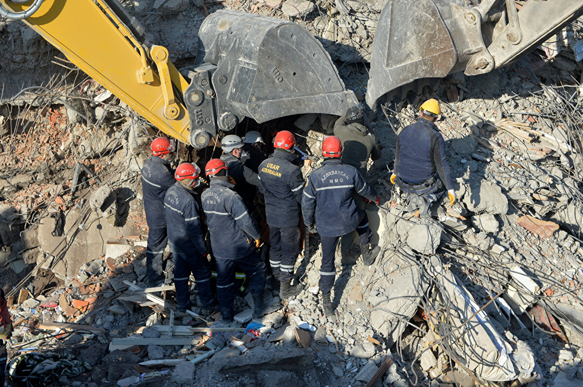 Halilov, "Olağanüstü Haller Bakanlığının 728 arama kurtarma personeli Kahramanmaraş'ta arama kurtarma yapıyor. Ekip şu ana kadar 51 kardeşimizi sağ olarak enkazdan çıkardı. 24 saat prensibi ile nöbetli şekilde durmadan çalışıyoruz. Azerbaycan-Türkiye bir millet iki devlettir. Azerbaycan her zaman Türkiye'nin zor gününde yanındadır. Nasıl ki Türkiye her zaman Azerbaycan'ın yanında olmuştur, biz de sonuna kadar buradayız." dedi.<br>
