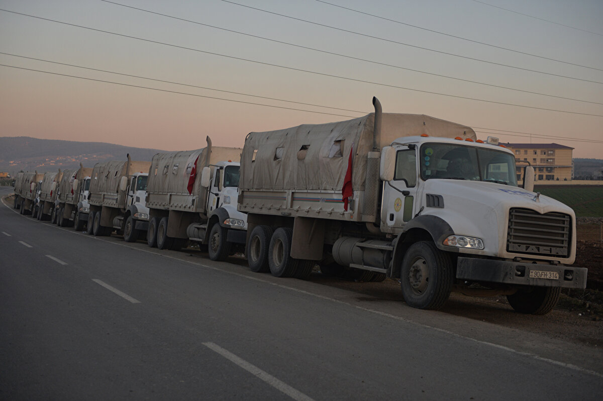 Ekiplerin 7/24 esasına göre sahada görev aldığını dile getiren Halilov, ekiplere çalışmalarında eğitimli köpeklerin de eşlik ettiğini bildirdi.<br>