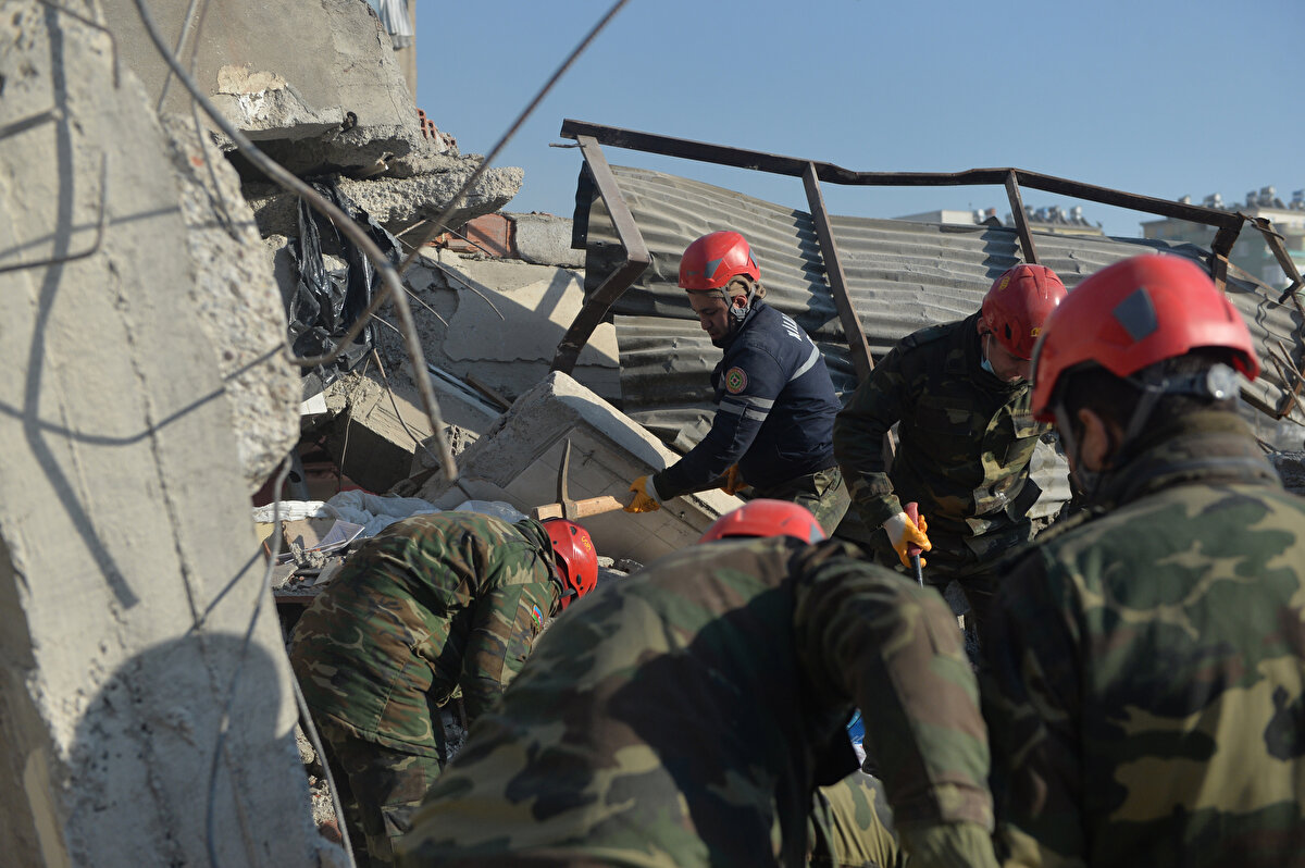 Türkiye'de depremin neden olduğu yaralar tamamen sarılıncaya kadar da geri dönmeyeceklerini ifade eden Halilov, arama kurtarma ekiplerinin teknolojik anlamda tam donanımlı olduğunu belirtti.<br>