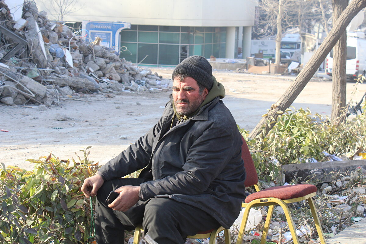 Enkaz altında son akrabası olarak yeğeninin kaldığını belirten Şahinoğlu, "Enkazda anamı, babamı, kız kardeşimi, yeğenlerimi, erkek kardeşimi, bizim aileden 16 kişiyi kaybettim. 15'ini bulduk. Yeğenim Enes Şahinoğlu, enkaz altında. Onu arıyoruz. Ekipler bulmaya çalışılıyor. Ses olayını bitirdik. Arama devam ediyor. Allah'tan umut kesilmez" diye konuştu.