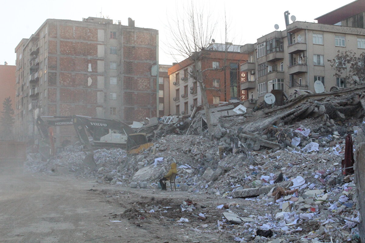 Hacı Şahinoğlu, yıkılan binada 15 akrabasının hayatını kaybettiğini ve cansız bedenlerinin çıkarıldığını söyledi.