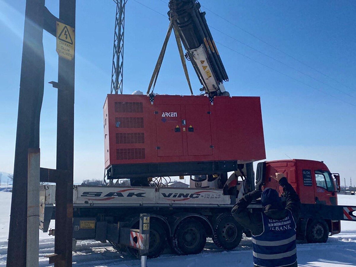 Ekipler, depremden etkilenen 10 ilde 151 yerel yönetimle, depremzedelerin hayatının normale dönmesi için en büyük ihtiyaçlardan biri olan içme suyuna erişim konusunda, belediyelerle iş birliği içinde çalışıyor.<br><br>Bu kapsamda İLBANK'ın şehirlerin bir an önce içme suyuna kavuşabilmesi için 500 uzman personel, 142 araç ve ekipmanla su iletim hatları, terfi merkezleri, arıtma tesisleri, şebeke hasar tespiti ve bakımlarına ilişkin altyapı çalışmalarında sona gelindi.