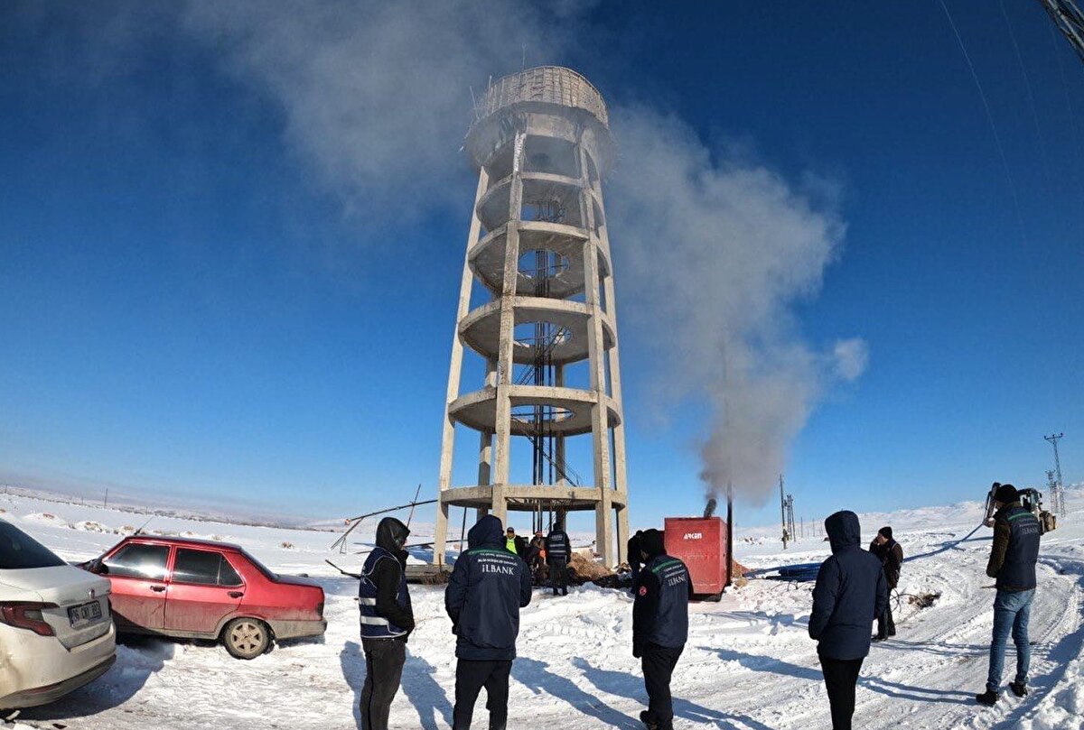 İLBANK, içme suyuna erişim konusunda, belediyelerle seferberlik içinde çalışıyor<br>Bakanlıktan yapılan açıklamaya göre, İLBANK, depremlerin hemen ardından 500'ü uzman 750 personeliyle yapıların hasar tespiti ve bölgenin içme suyuna erişimini sağlamak için çalışmalarını sürdürüyor.