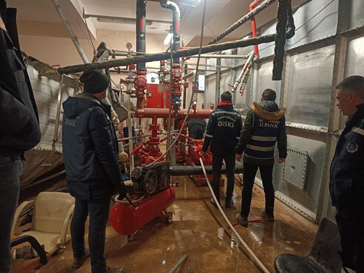 Buna göre, 151 yerel yönetime ait mevcut içme suyu tesislerinin tamamında yapılan hasar tespit çalışmalarının sonucunda, 72 yerel yönetime ait depo, terfi merkezi, isale hattı ve bütün sanat yapılarındaki arızalar giderildi.<br><br>