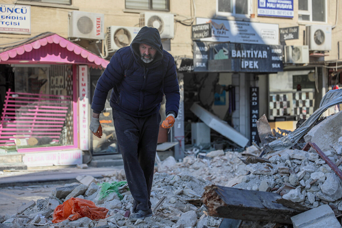 Yaşadıklarının çok zor olduğunu belirten Sertaç Bozkurt, “4-5 gün boyunca ailelerimizi, dostlarımızı enkaz altından çıkarmakla ve defnetmekle uğraştık. Şimdi biraz daha hayat gailesi başladı. Hayat devam edeceği için ekmeğimizi taştan çıkarmaya çalışıyoruz. Toprağın altından eşyalarımızı ürünlerimizi toparlamaya çalışıyoruz" ifadelerini kullandı.
