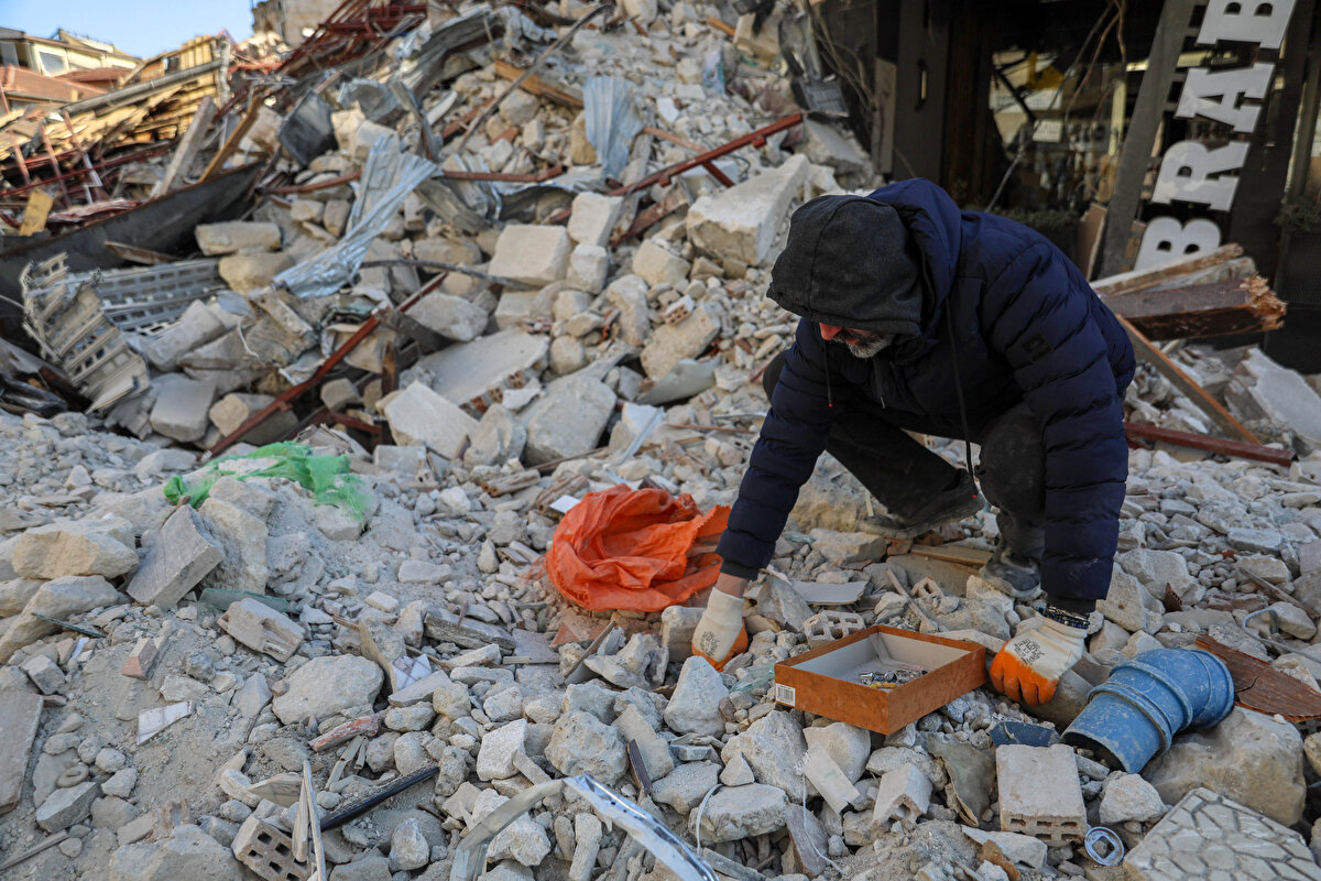 Hayatını tekrar kurmak için mücadele ettiğini söyleyen Bozkurt, “Deprem gününden kurtulmuş değiliz, hala yaşamaya devam ediyoruz. Evimiz yıkılmadı ancak çok dostumuzu kaybettik. Birçoğu evsiz kaldı. Zor saatler geçirdik. Şoku da hala atlatamadık. Şu an sadece hayatta kalma çabası içerisindeyiz" diye konuştu.