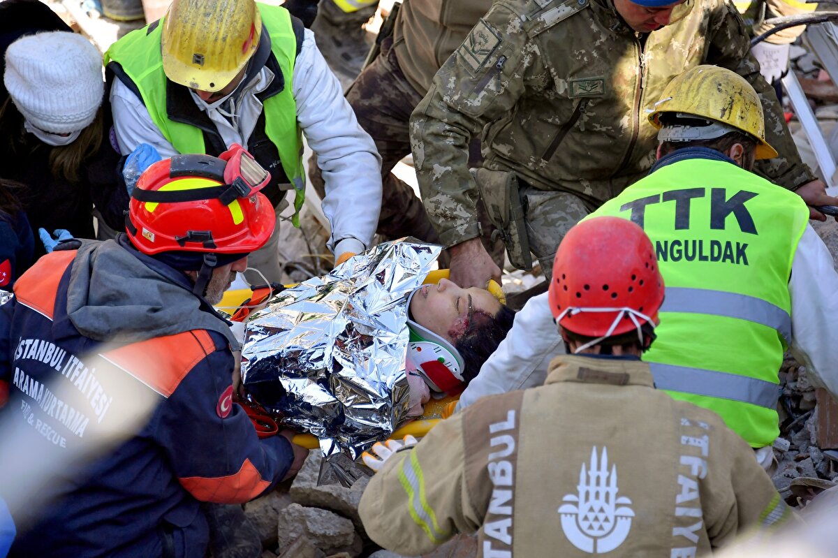 Ekipler, öğretmen olduğu belirtilen Akgül'ü enkazdan 201 saat sonra kurtardı.<br>