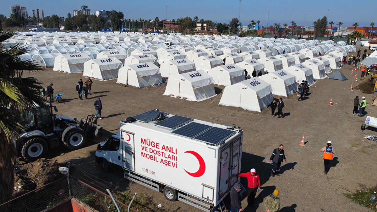 GÖNÜLLÜ ÇİFT DEPREMİN İLK GÜNÜNDEN BERİ HATAY'DA<br><br>Grafiker ve Ressam olan Ahmet Enis Gürcan ile Psikolog eşi Tuğçe Gürcan, deprem haberini İstanbulÜsküdar'daki evlerinden aldılar. Hızla Hatay'a doğru yol çıkan çift, bölgede bir taraftan beslenme faaliyetlerine destek olurken diğer taraftan ruhsal travmalara karşı psikolojik ilk yardım uyguluyor.